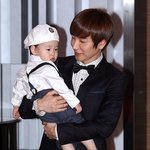 슈퍼주니어 <b>이특</b> 아기 안은 모습