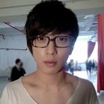안경쓴 모습이 <b>지적</b>으로 보이는 남자 아이돌