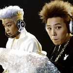 <b>헤드폰</b>도 악세사리 같은 연예인들