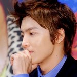 턱 괴고 사랑스럽게 쳐다보는 남자아이<b>돌들</b>