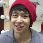 강렬한 빨간 <b>모자</b>가 잘 어울리는 아이돌