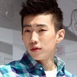 가을 패션의 아이템인 체크<b>남방</b>을 입은 스타들