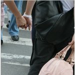 사진 有]여자가방을 왜 남자가 들쳐매는이유는?