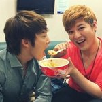 슈퍼주니어 동해 신동 식사하는 모습