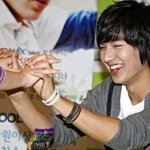 사인회의 꽃, 스타와 <b>깍지</b>손 하기