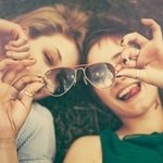 우리 어색해하지 <b>말자</b>