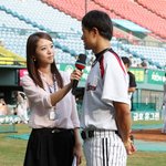 쭉 뻗은 각선미 자랑하는 배지현 아나운서