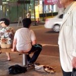 엉덩이다보이는 버스정류장 男학생(사진有)