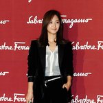 패션쇼 참석한 <b>소시</b> 유리의 정장 의상