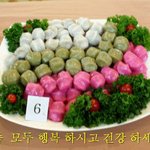 추석의 명절<b>차례</b>상에 빵을 올려놓는 것.