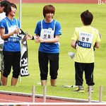 산들한테 음료수 주는 <b>민우</b>