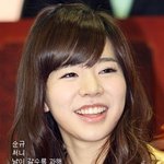 <b>귀척</b>이 심해보이는 여자 아이돌