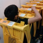 ㅋㅋ카트에 갖힘 ㅋㅋㅋㅋ아 웃겨