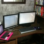 내 책상과 <b>벽지</b>....