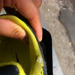 ni** 운동화 세번 신었는데 터졌어요. 근데 불량이 아니라네요...