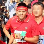 현빈, <b>옆구리</b>에 수상한 손이