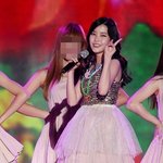 인형이 따로없는 아이유, <b>삼촌</b>팬 잡겠네