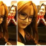 뿔테안경 쓴 <b>박봄</b>, 지적으로 보여