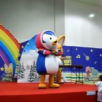 헐..흥분한 팬이 공연장에 <b>난입</b>함