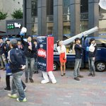 길에서 남자 20명이 한 여자 막 보호하고 다니네요. ㅎㅎㅎ