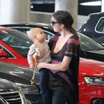 엄마보다 얼굴이 더 큰 것 같은 아기 <b>플린</b>, 엄마 미란다 커와 함께