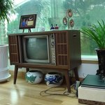 거실에 놓인 콘솔형 흑백<b>tv</b>