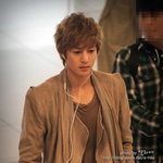 공항에서도 눈에 띄는 김현중의 <b>날렵</b>한 턱선