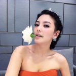 중국 미녀스타 백장미 입에 물고 '도도+섹시美' 물씬