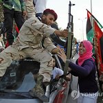 리비아 해방 공식선포‥곳곳 내분 조짐도