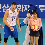 <b>배구</b> 시구하는 홍수현, 망가져도 예쁘기만 해!