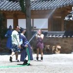생긴건 <b>멀쩡</b>한데 얘는대체 왜이러고놀까요..