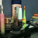 언니들, 회사 책상에 화장품 두고 쓰는게 이상한거예요?! 아놔....