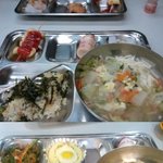 급식 맛있는 학교 <b>vs</b> 교복 예쁜 학교