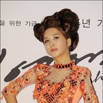 패션쇼에서 우아함을 뽐내는 하리수