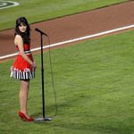 월드시리즈에서 노래를 부르는 <b>주이</b> 디샤넬, 여신강림!!