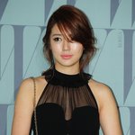 점프수트를 입고도 섹시할 수 있다는 걸 <b>보여</b>주는 윤은혜