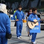 올밴 파란트레이닝복 입고 광화문에서 공연 중!