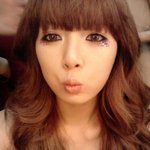 간만에 쎈 화장을 <b>한</b> 현아, 당장 뱀파이어 영화 찍어도 되겠다