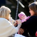 딸들과 산책을 나선 제시카 알바, 정말 애 둘난 <b>여사</b> 맞나요...