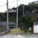 사람이 사는 집의 <b>대문</b> 앞에 전신주를 박아버리는 무개념들....