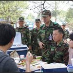 오빠~ 밥 먹다 <b>말구</b> 왜그래?