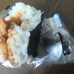 (사진有)   <b>삼각</b>김밥을 먹다가 나온 고무조각?
