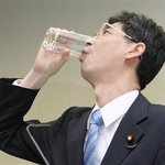 원자로 방사능 오염수 마시는 일본인 <b>의원</b> ‘나 떨고 있니?’