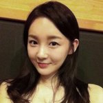 <b>한쪽</b> 귀 뒤로 머리 넘긴 걸그룹 멤버들
