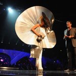 이번에도 실망시키지 않는 레이디 가가의 인공<b>위성</b> 드레스ㅋㅋㅋㅋㅋㅋㅋㅋㅋ