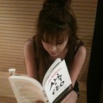 책 읽는 모습이 <b>지적</b>으로 보이는 아이돌들