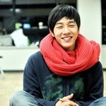 아이돌들의 레드&amp; 핑크 머플러 패션