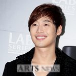 피부가 미치도록 하얘서... <b>수염</b>자국이 다 보이는 김재원