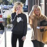 머리를 말다 말고 미용실을 나온 <b>엘르</b> 패닝ㅋㅋ