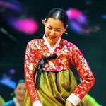 이국적인 외모와 <b>달리</b> 한복이 잘 어울리는 이하늬